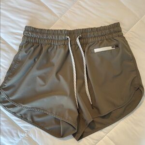 Vuori Clementine 2.0 Shorts 4" Inseam Light Oregano Small
